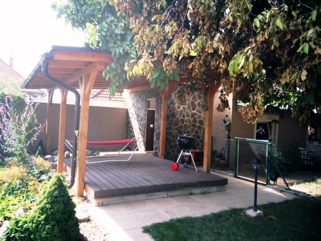 Walnut Apartment With Sauna And Pond Topoľčany Exteriér fotografie